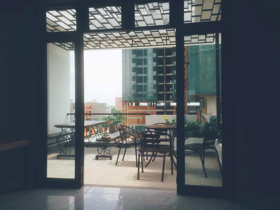 quán cafe có không gian trong và ngoài trời