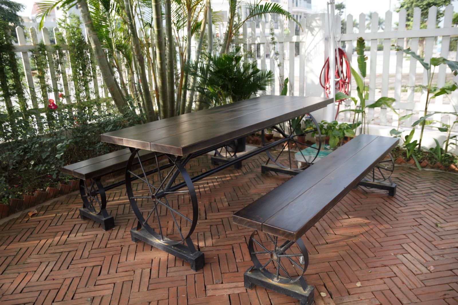bộ bàn ghế vintage cho không gian ngoài trời của quán cafe