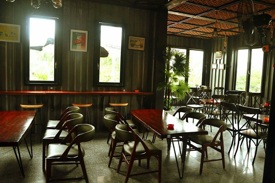 quán vanila coffee lựa chọn mẫu ghế gỗ đơn kết hợp bàn nhóm dài