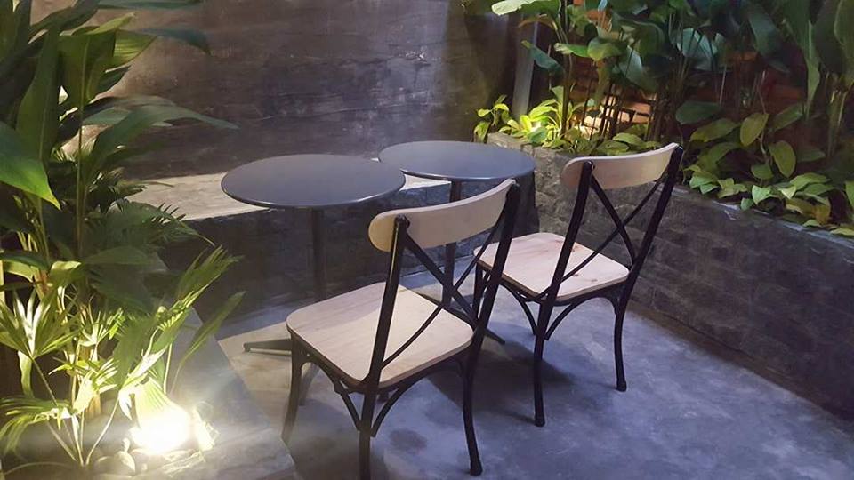 mẫu bàn ghế vintage dành cho không gian ngoài trời