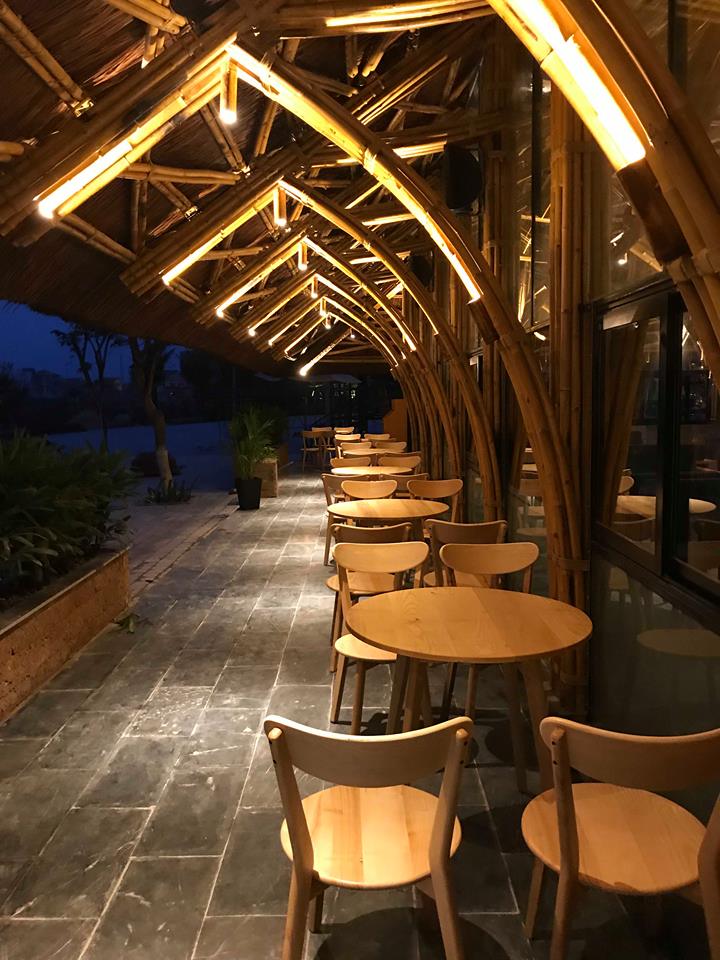 ghế gỗ mc135 không gian ngoài trời của nhà hàng everland