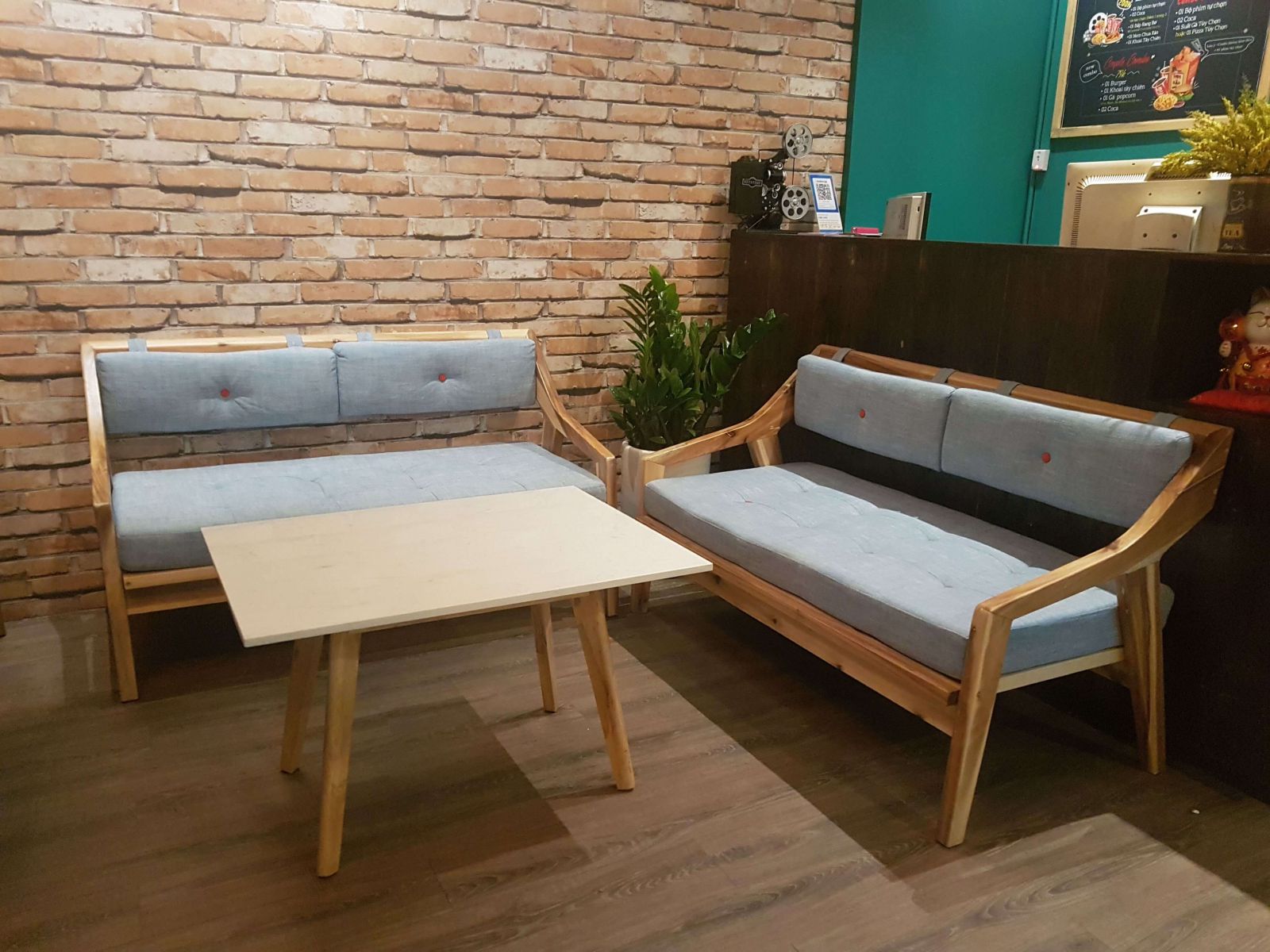 bộ ghế gỗ sofa băng dài phong cách mộc thiết kế dành cho quán cafe