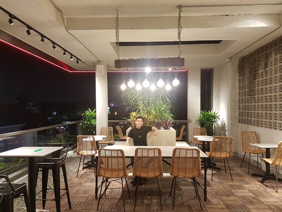 tạo không gian riêng cho 4-6 người ngồi trong quán cafe