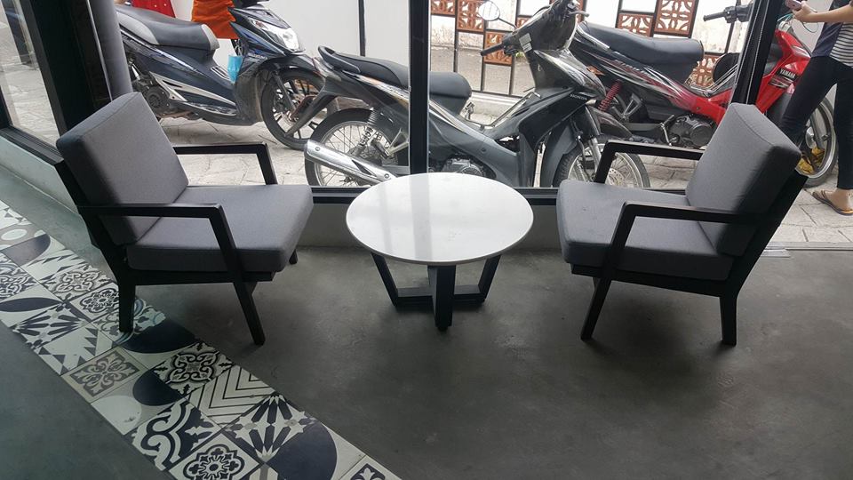 bộ bàn ghế sofa ấn nổi bật tại quán lá coffee