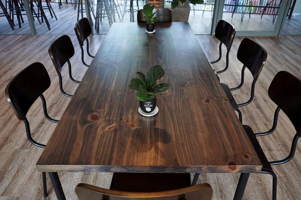 bàn nhóm dành cho 6-8 người ngồi là mẫu bàn ghế không thể thiếu trong nội thất quán cafe
