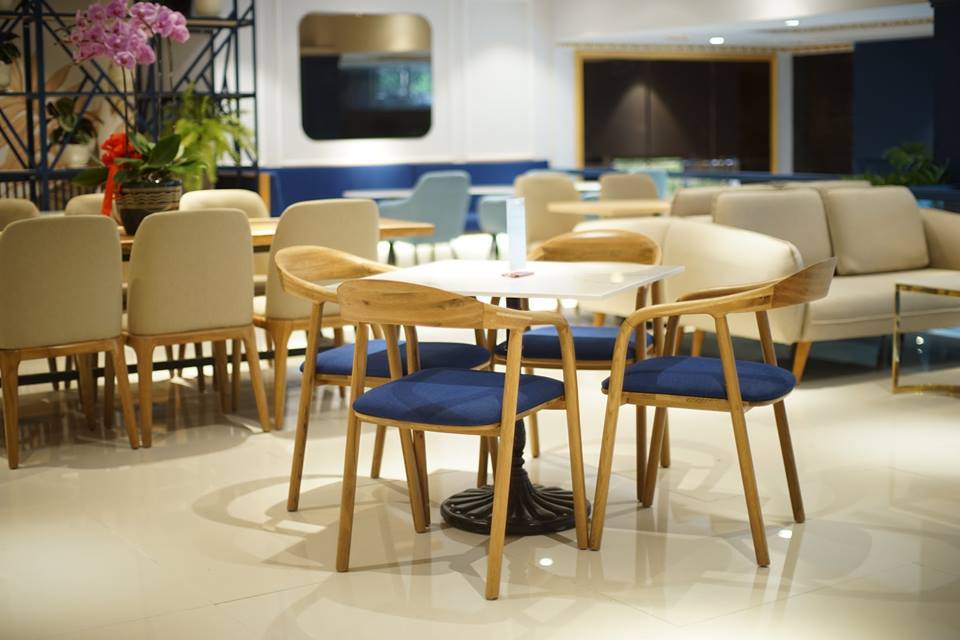 bàn ghế cafe trong nội thất quán cafe hiện đại tại tphcm
