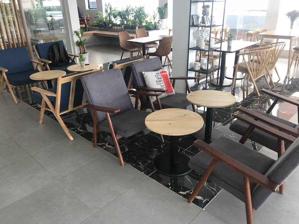 bộ bàn ghế sofa cà phê nổi bật trong quán the monday
