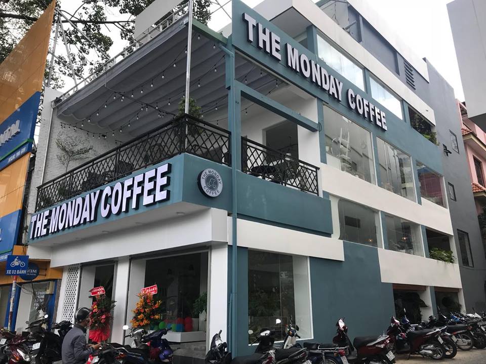 the monday coffee có diện tích với 2 mặt tiền