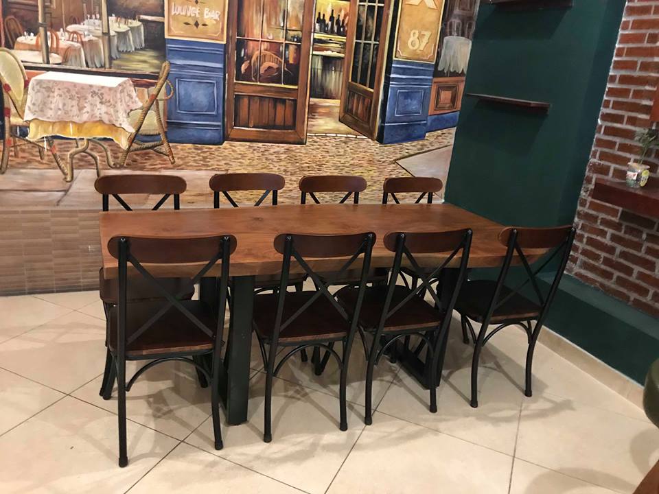 bàn nhóm vintage kết hợp ghế gỗ đơn tạo không gian cho 6-8 người ngồi