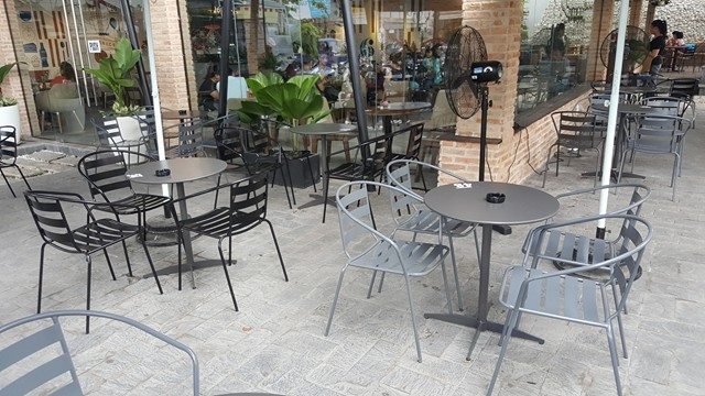 quán cà phê sử dụng bộ bàn ghế khung sắt