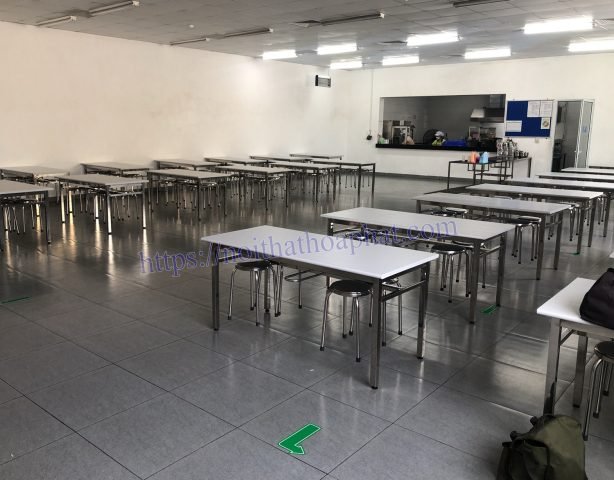 Bàn ăn công nghiệp với ghế đôn inox