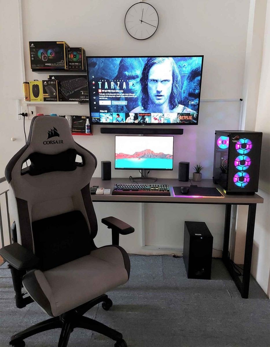 Bàn gaming tại nhà với thiết kế đơn giản, phù hợp vóc dáng