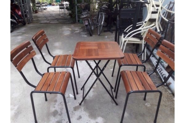 Bàn ghế gỗ ngoài trời thanh lý với mặt bàn gỗ bền đẹp