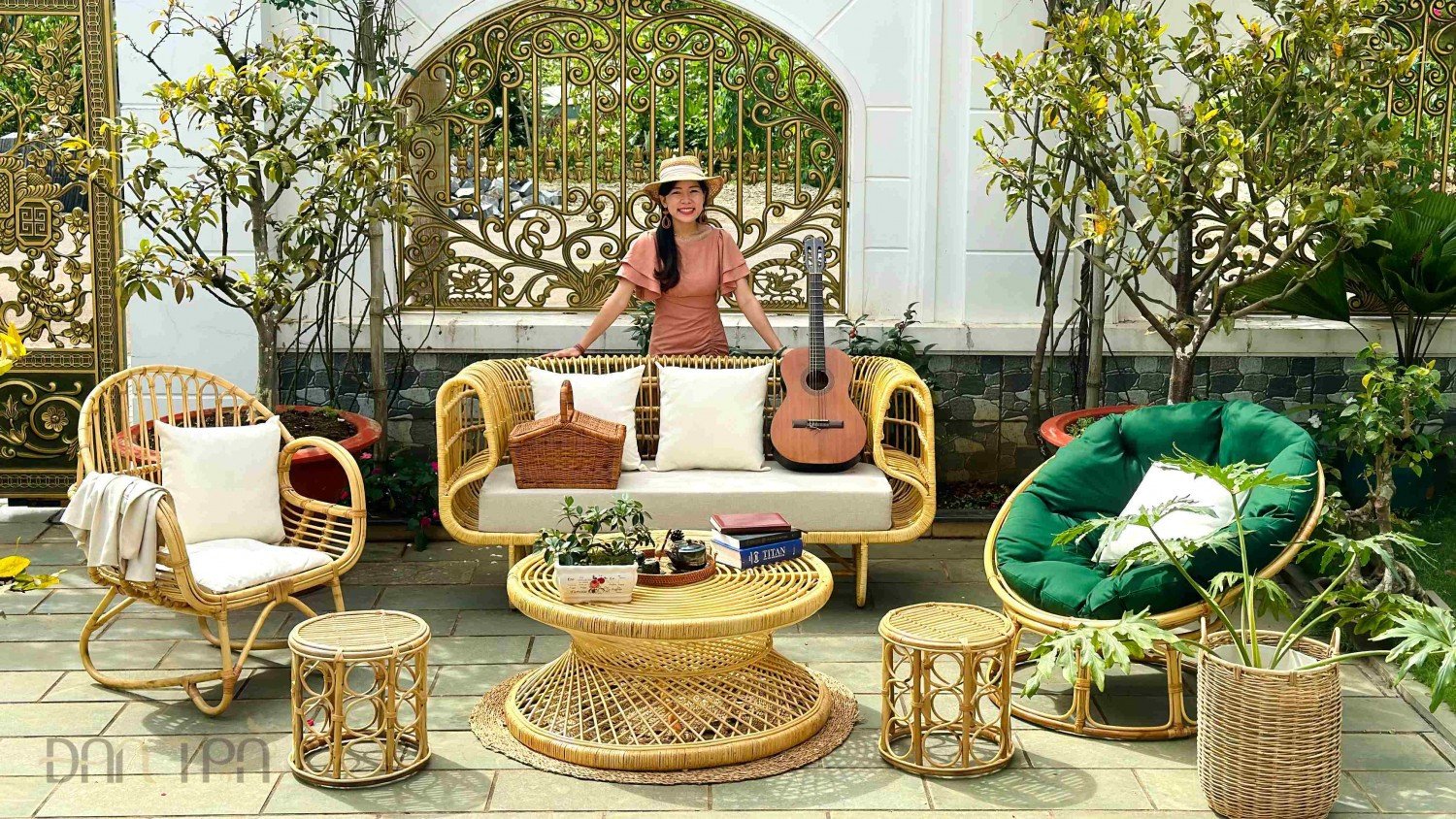 Bàn ghế mây tre ngoài trời với đệm màu sắc rực rỡ