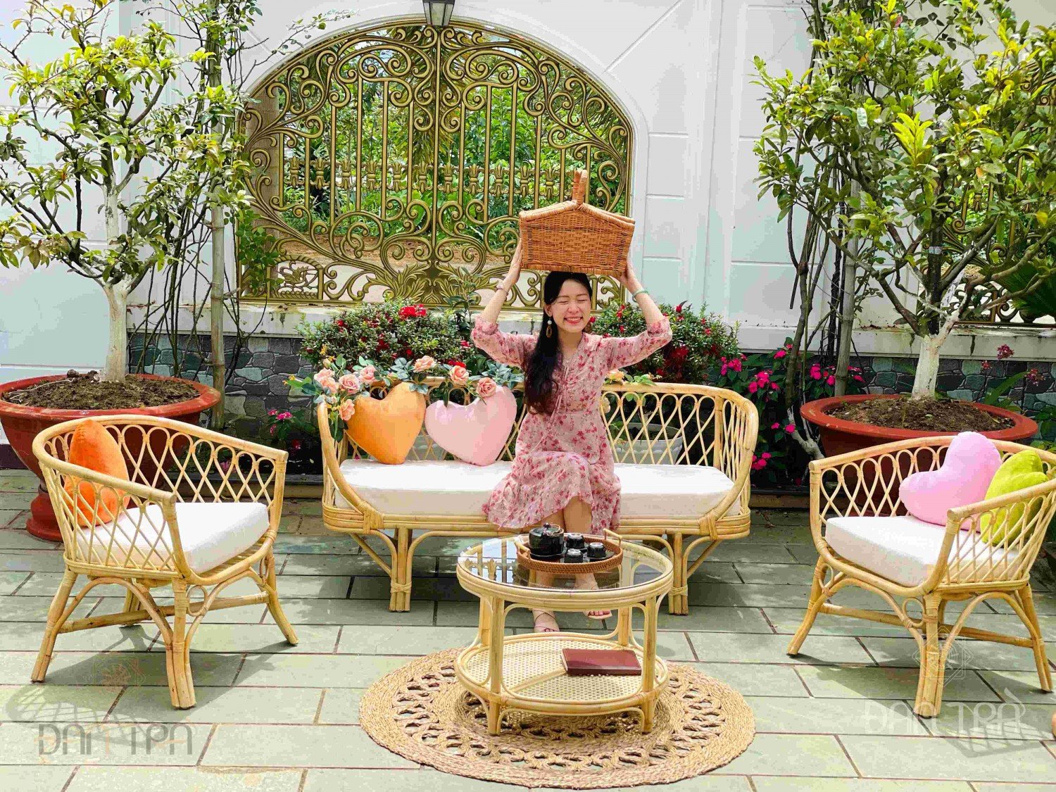 Bàn ghế mây tre ngoài trời với màu sắc tự nhiên và đệm trắng