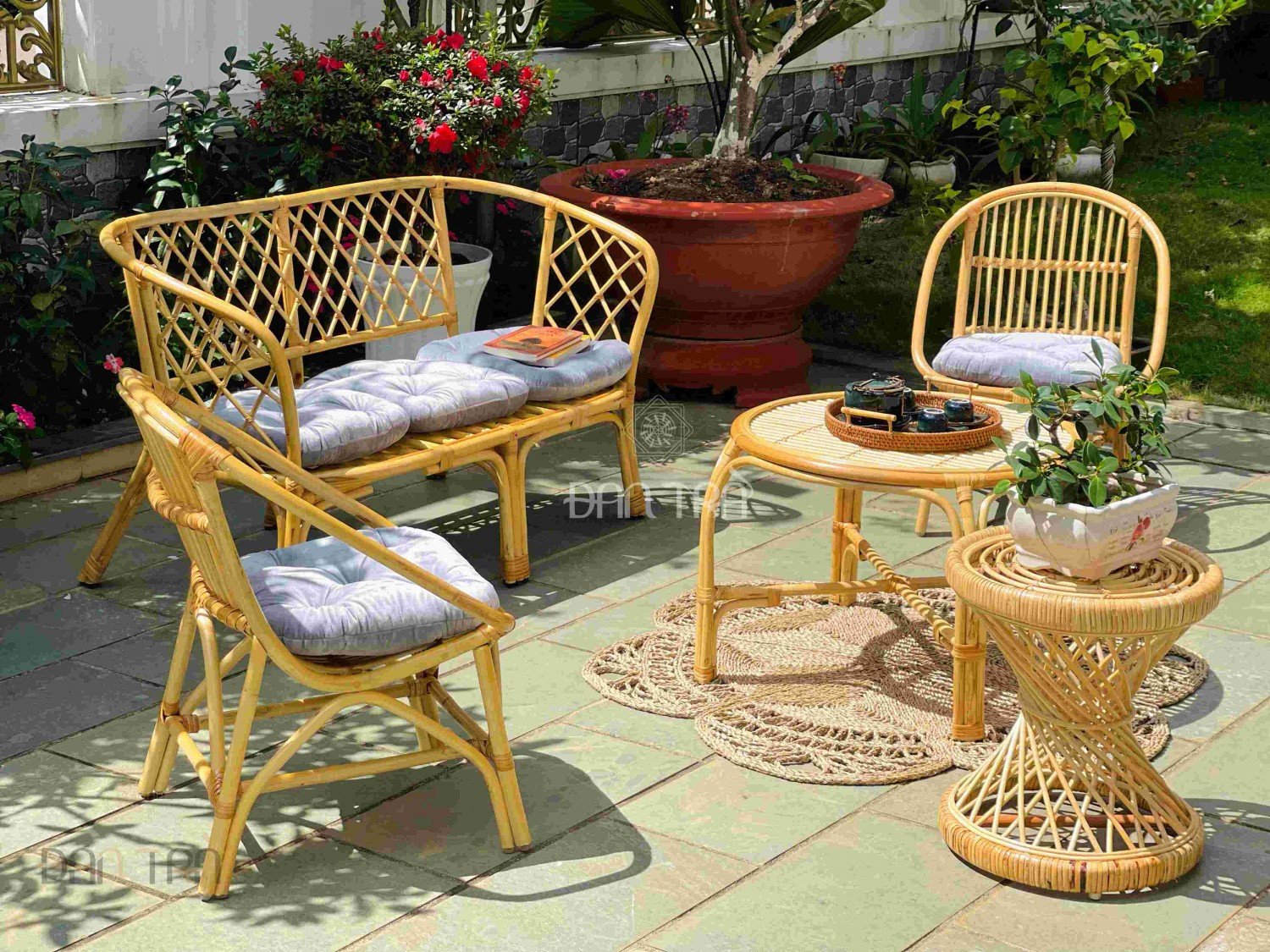 Bàn ghế mây tre ngoài trời với thiết kế độc đáo