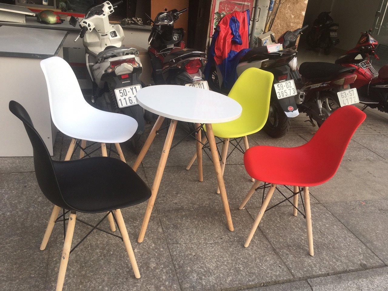 Bàn gỗ mặt men thanh lý kết hợp ghế nhựa ngoài trời