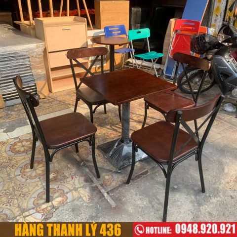 Bộ bàn ghế gỗ ngoài trời thanh lý với mặt bàn và ghế gỗ chắc chắn