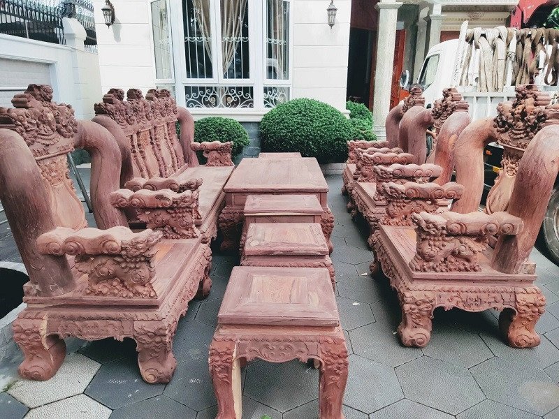 Bộ bàn ghế gỗ tay 20 với kích thước ấn tượng, làm chủ không gian phòng khách