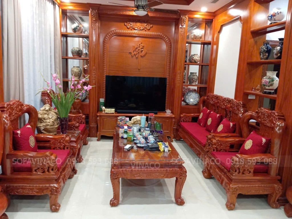 Bộ đệm ghế thêu sang trọng làm nổi bật không gian phòng khách tại Hà Nội.