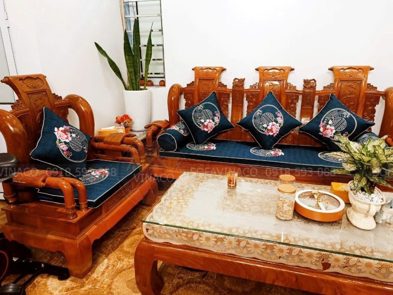 Đệm ghế thêu hoa của khách hàng với bộ ghế tần thủy hoàng tại Quận Tân Bình TP.HCM.