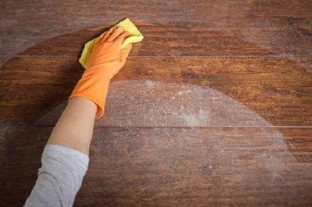 Dùng vải ẩm vệ sinh kỹ lưỡng bề mặt bàn ghế trước khi đánh vecni, đảm bảo không còn bụi bẩn hay tạp chất