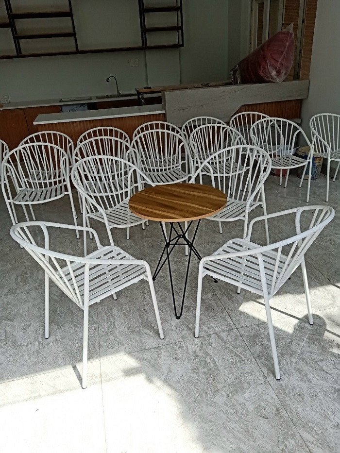 Ghế sắt và bàn gỗ công nghiệp thanh lý cho sân thượng