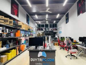 Góc làm việc gọn gàng với bàn gaming tích hợp PC