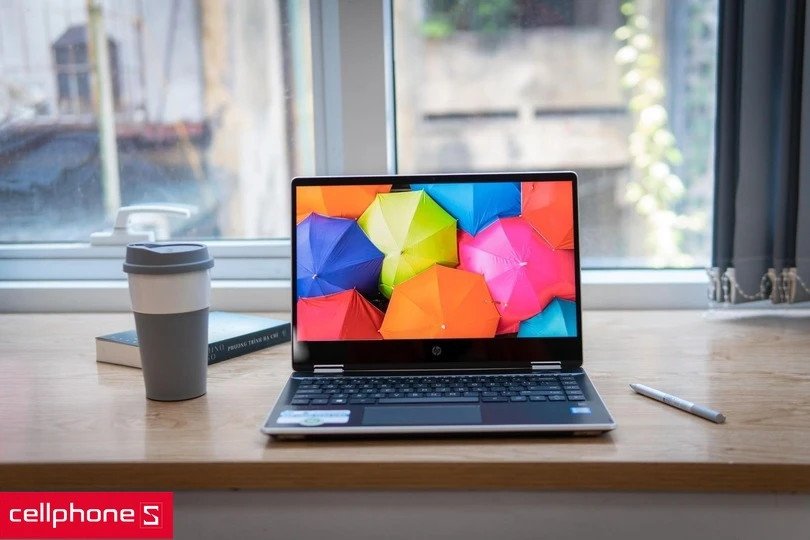 Hình ảnh minh họa về một người đang cắm sạc laptop, nhấn mạnh tầm quan trọng của dung lượng pin khi lựa chọn máy tính xách tay.