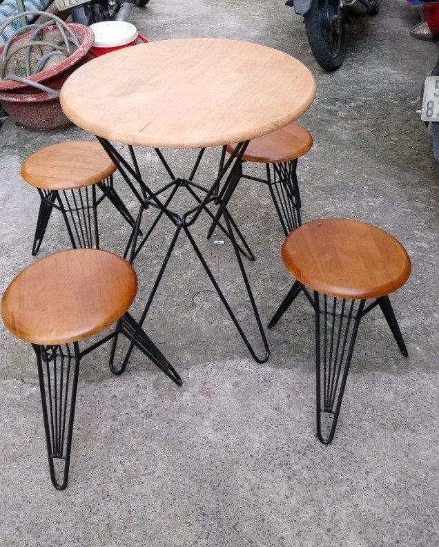 Mẫu bàn gỗ tròn thanh lý dùng cho không gian cafe ngoài trời