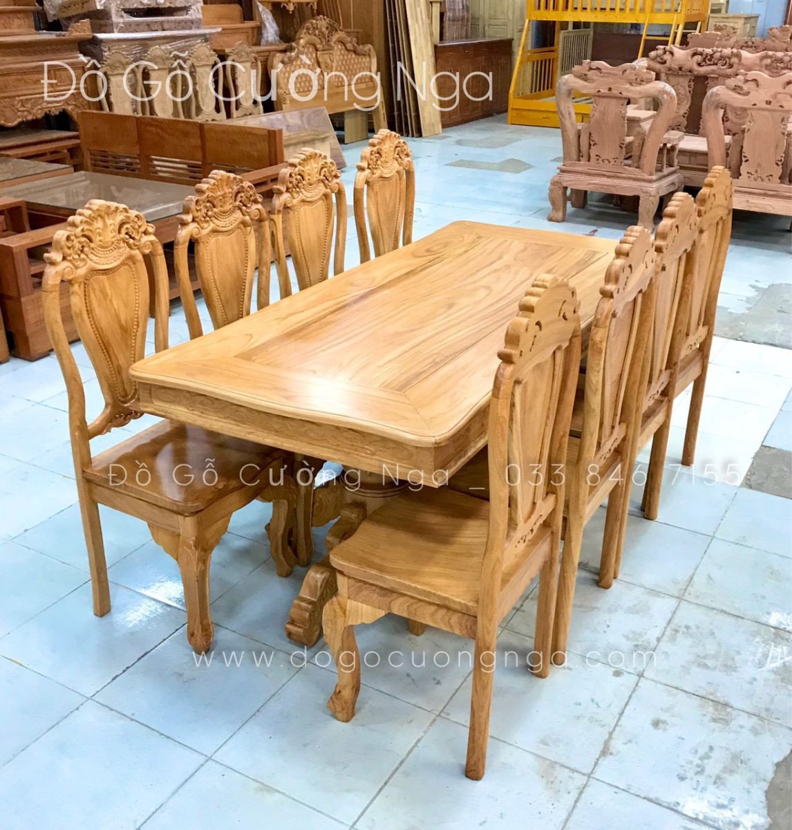 Mẫu bộ bàn ghế ăn 8 ghế làm từ gỗ gõ đỏ với chạm khắc truyền thống, phù hợp không gian lớn.