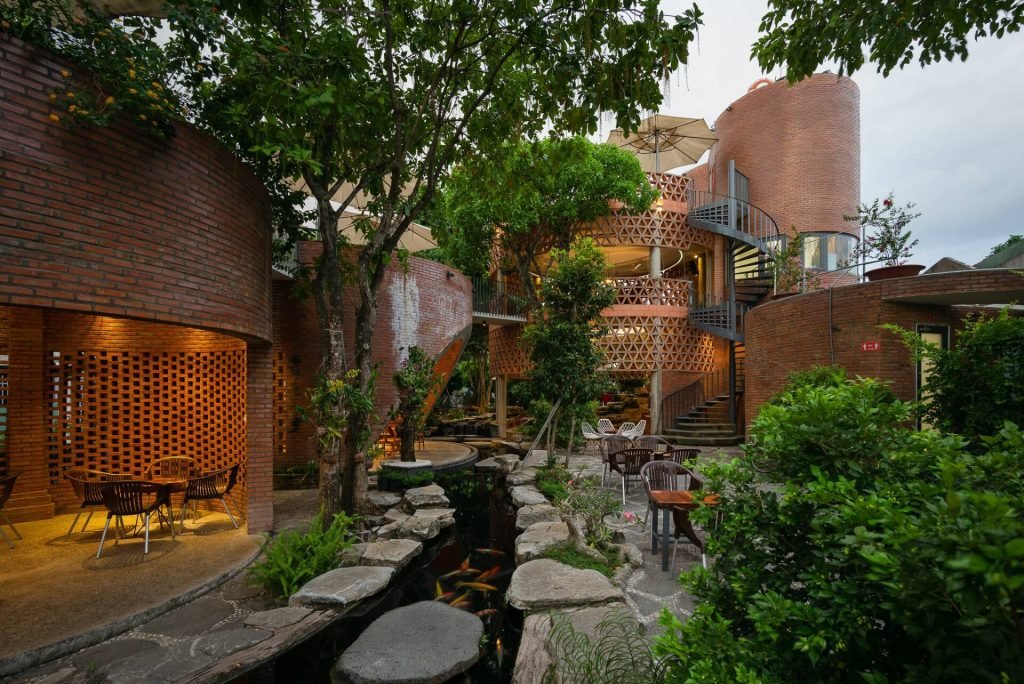mẫu thiết kế quán cafe cá KOI