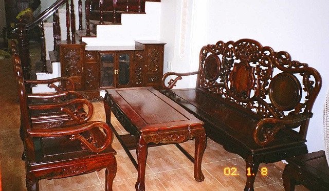 Một bộ bàn ghế gỗ đã cũ đang được chuẩn bị để đánh vecni nhằm khôi phục vẻ đẹp tự nhiên