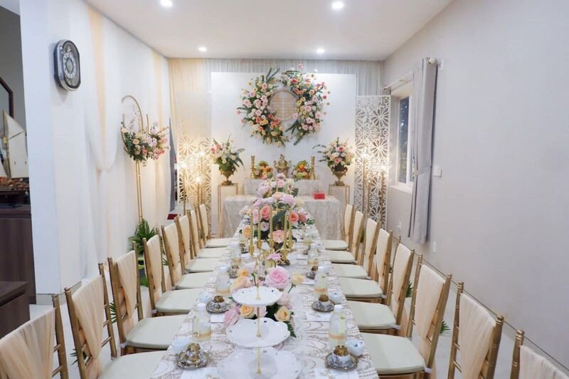 Áo ghế tiệc cưới màu vàng sang trọng