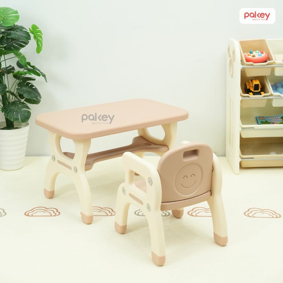 Bàn ăn cho bé 2 tuổi chất liệu bền đẹp, dễ dàng sử dụng