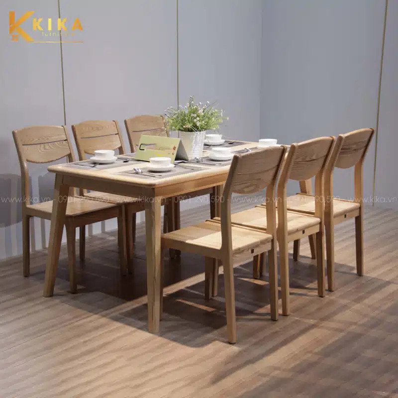 Bàn ăn gỗ sồi vân đẹp với tông màu sáng tự nhiên
