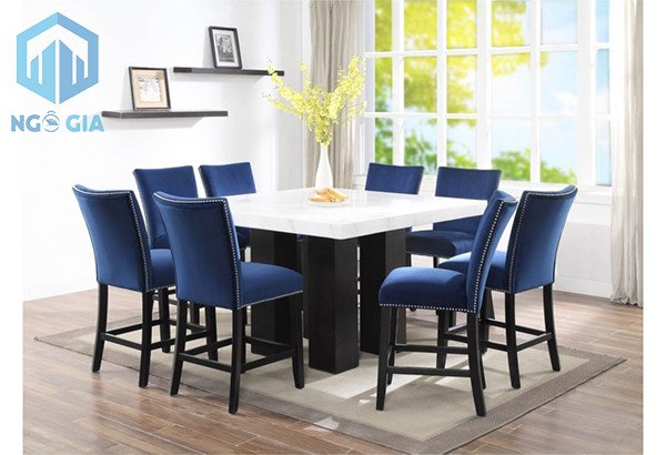 Bàn ăn hình vuông rộng rãi phù hợp cho 8 người trong gia đình Việt
