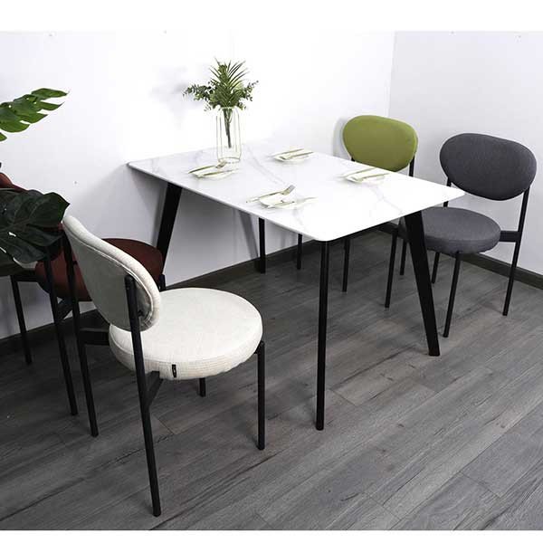 Bàn ăn mặt đá trắng vân mây với chân sắt côn tinh tế