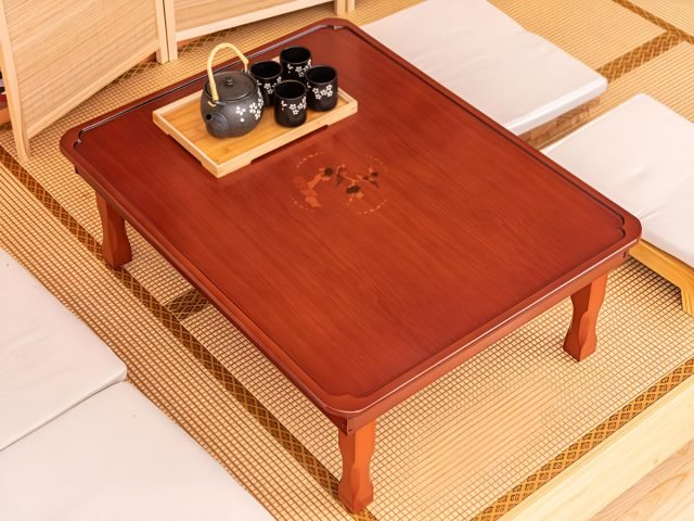 Bàn ăn thấp gấp gọn mang lại không khí ấm cúng cho gia đình quây quần