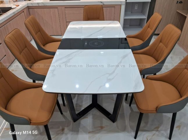 Bàn ăn tích hợp bếp từ cho không gian sống hiện đại và gọn gàng