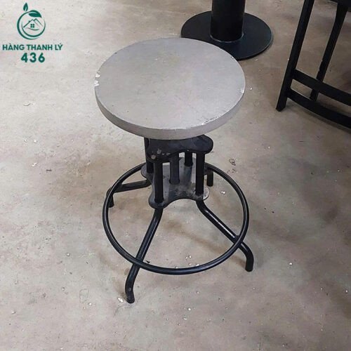 Bàn cà phê mặt xi măng tròn chân sắt kiểu vintage, bền bỉ cho không gian ngoài trời