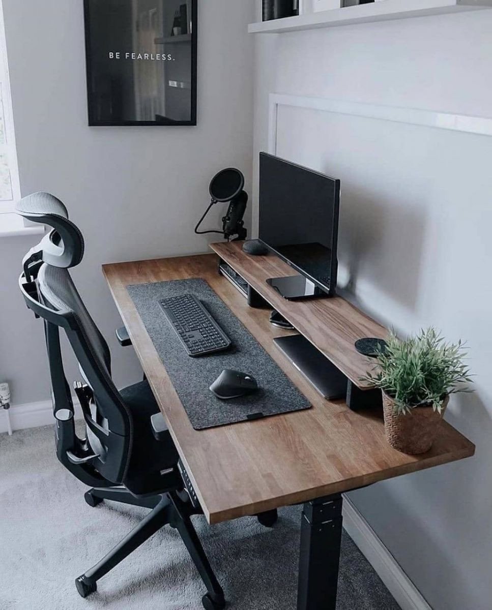 Bàn gaming với đèn RGB