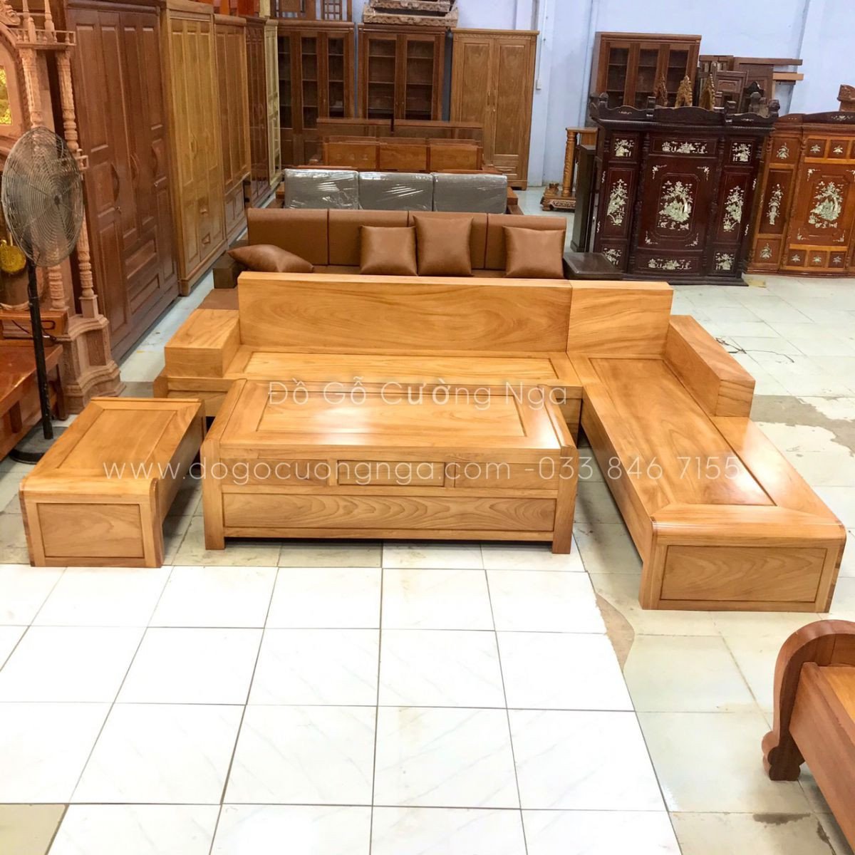 Bàn ghế gỗ đỏ phòng khách kết hợp bọc nệm sang trọng