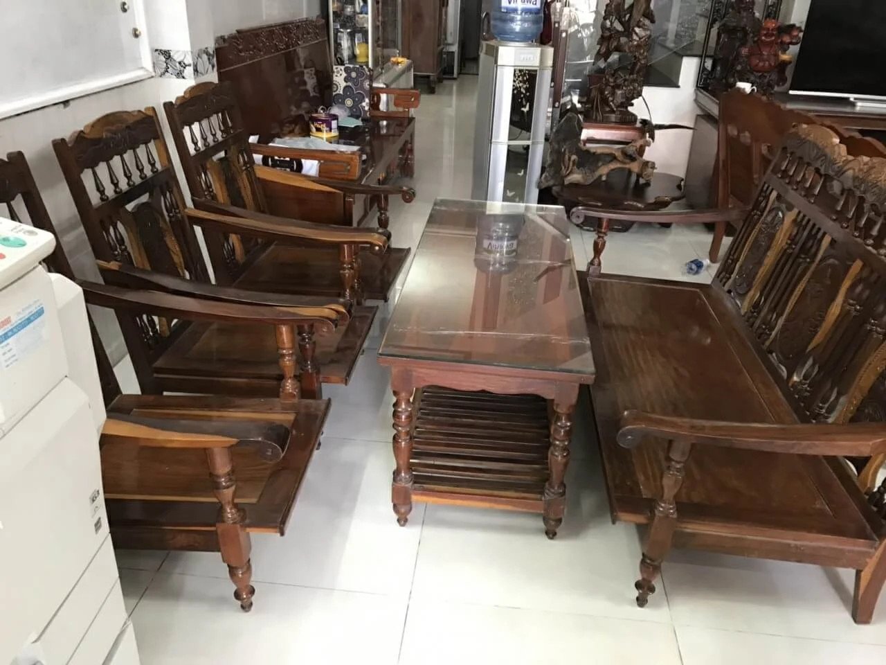 Bàn ghế phòng khách giá 3 triệu gỗ tự nhiên cổ điển màu trầm