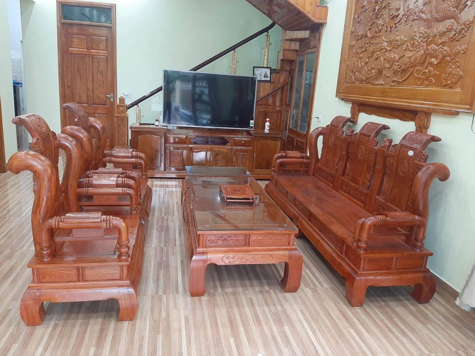 Bàn ghế phòng khách gỗ hương giá 3 triệu tối giản
