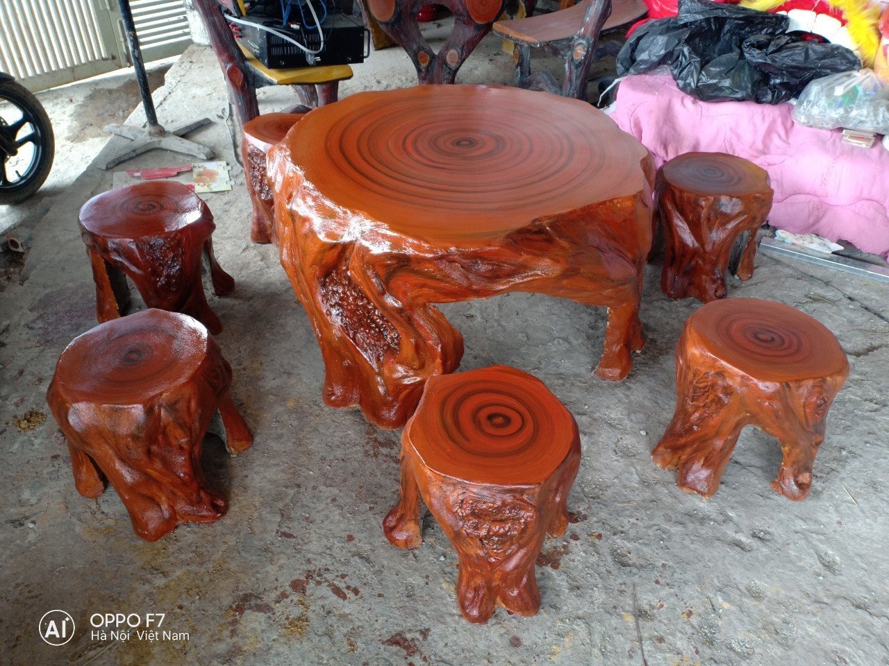 Bàn ghế xi măng bền bỉ phù hợp không gian ngoài trời