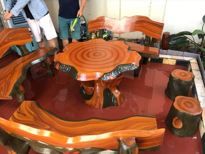 Bàn ghế xi măng thiết kế hình nấm độc đáo, ấn tượng