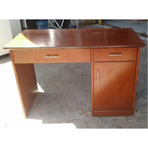 Bàn làm việc gỗ tự nhiên cũ với ba hộc kéo tiện lợi, màu nâu ấm áp