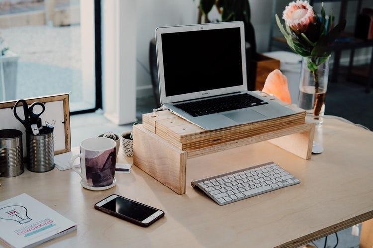 Bàn làm việc gọn gàng, sạch sẽ giúp tăng cường năng lượng tích cực khi kê bàn làm việc