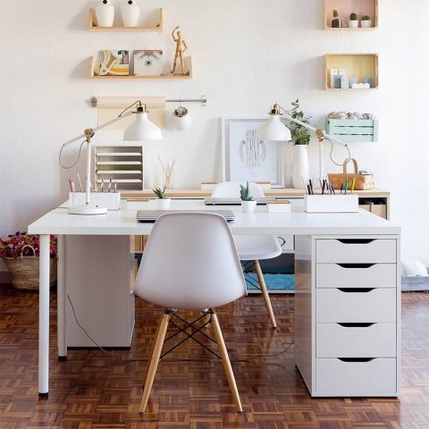 Bàn làm việc Ikea tạo điểm nhấn cho không gian làm việc